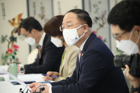 홍남기 경제부총리 겸 기획재정부 장관이 1일 정부서울청사에서 열린 제12차 혁신성장 BIG3 추진회의를 주재하고 있다. 연합뉴스